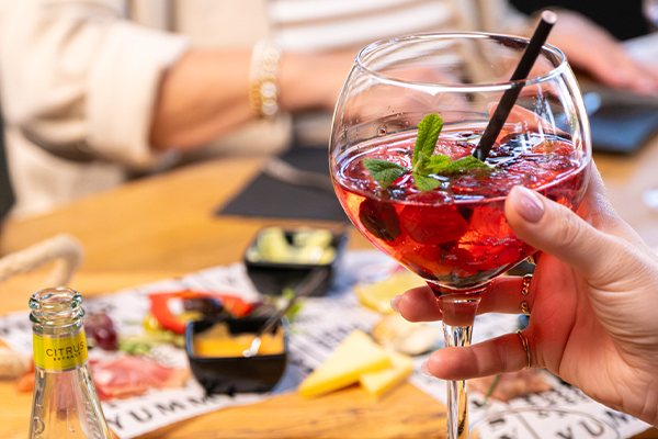Een drankje van de drankenkaart bij Bistro 't leven
