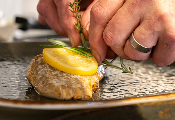 opmaken van een biologisch stukje vlees gerecht bij Bistro 't leven in de keuken